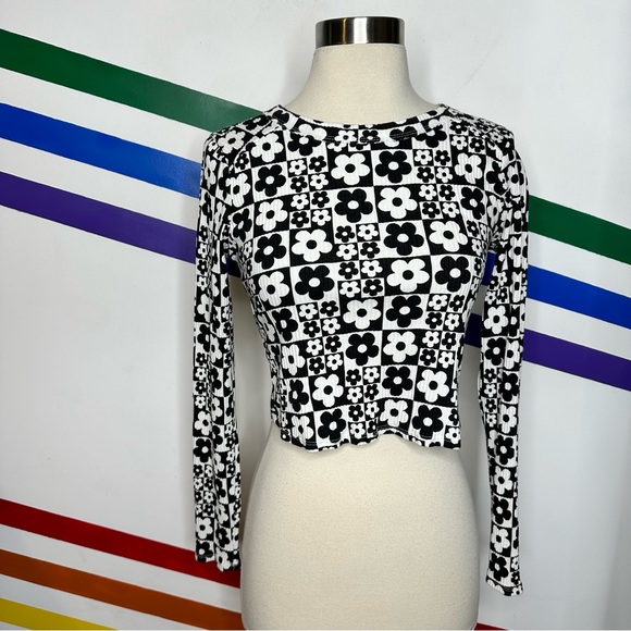 wild fable Tops - Wild Fable Floral Crop Long Sleeve Top size medium